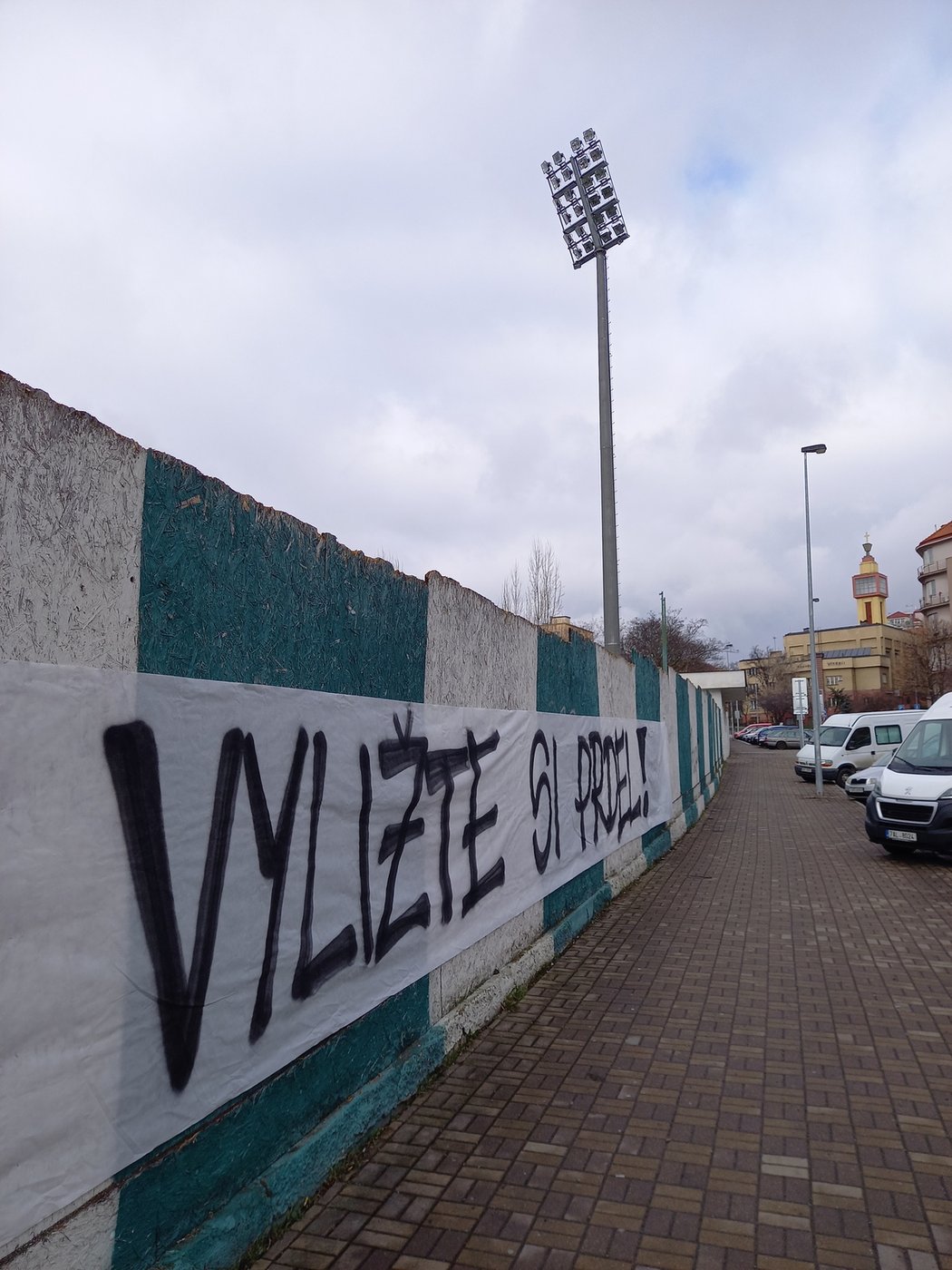 Na zdi Ďolíčku se objevil vzkaz fanoušků lidem, kterým se nelíbila Tribuna štafle