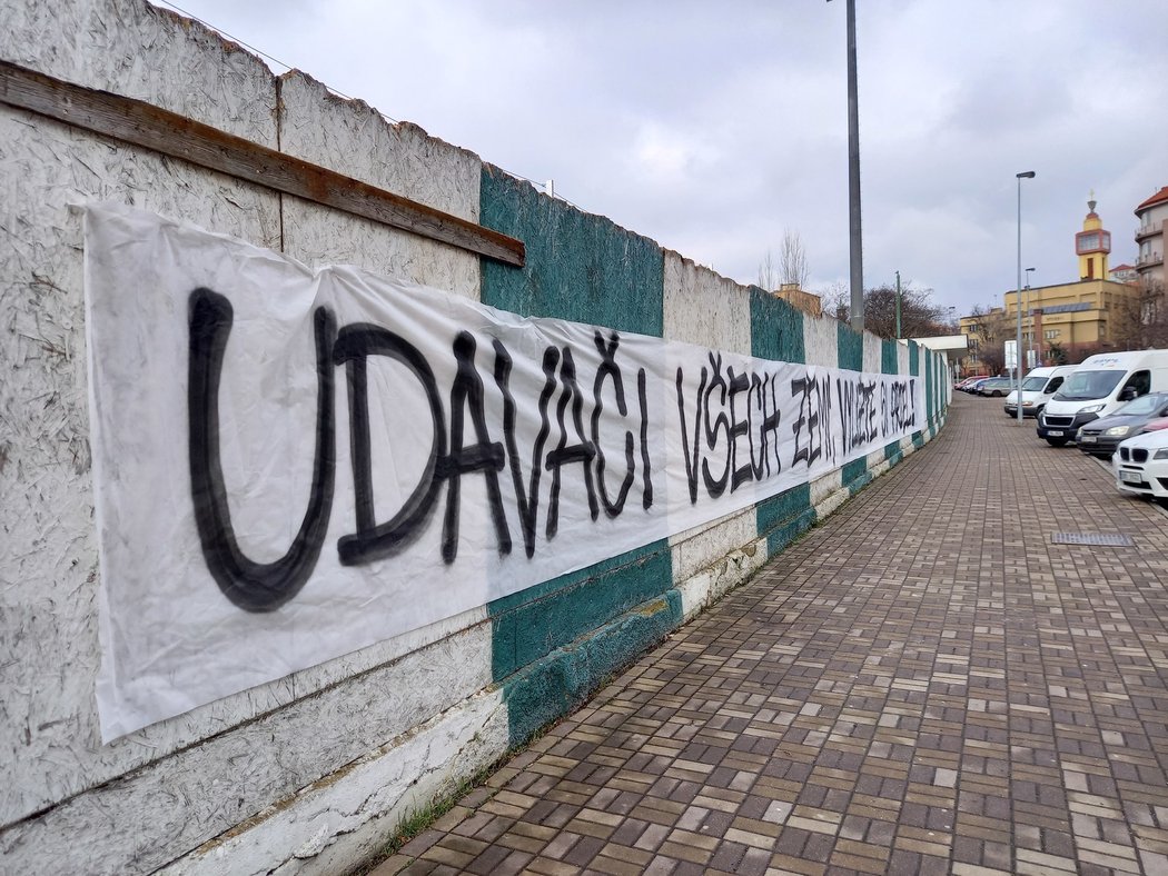 Na zdi Ďolíčku se objevil vzkaz fanoušků lidem, kterým se nelíbila Tribuna štafle