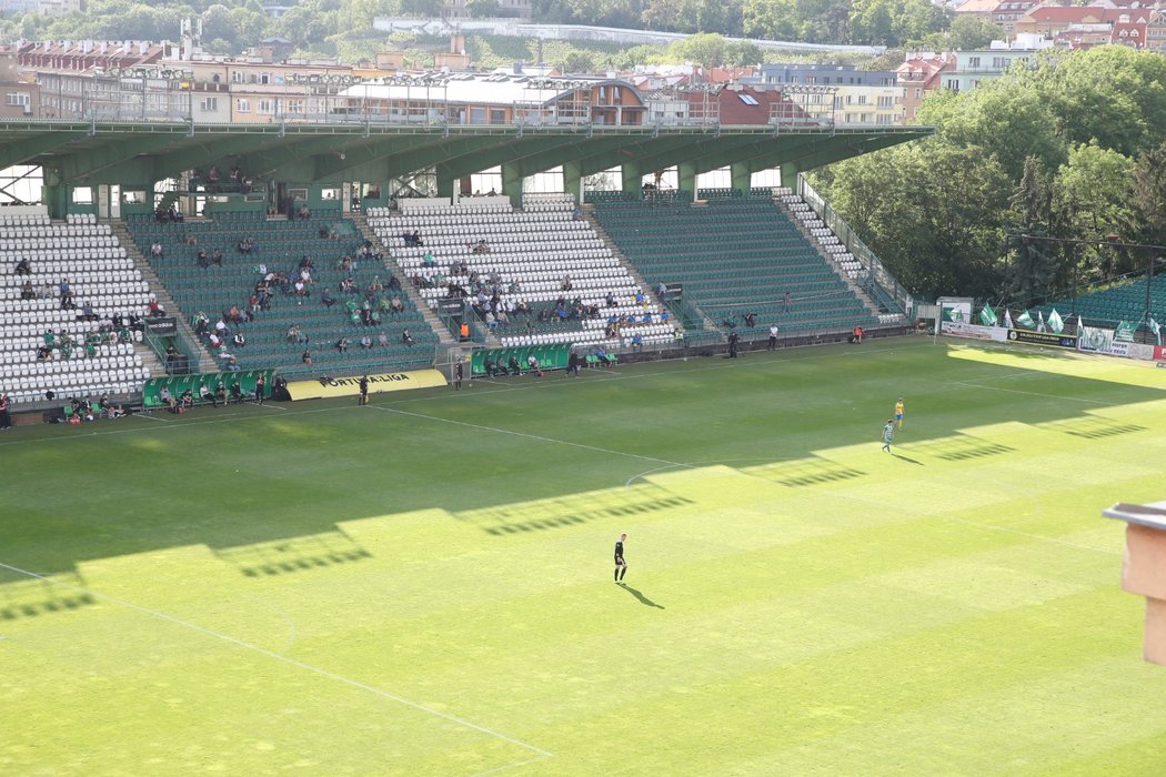 Tribuna v Ďolíčku při zápase Bohemians - Teplice nezůstala úplně prázdná