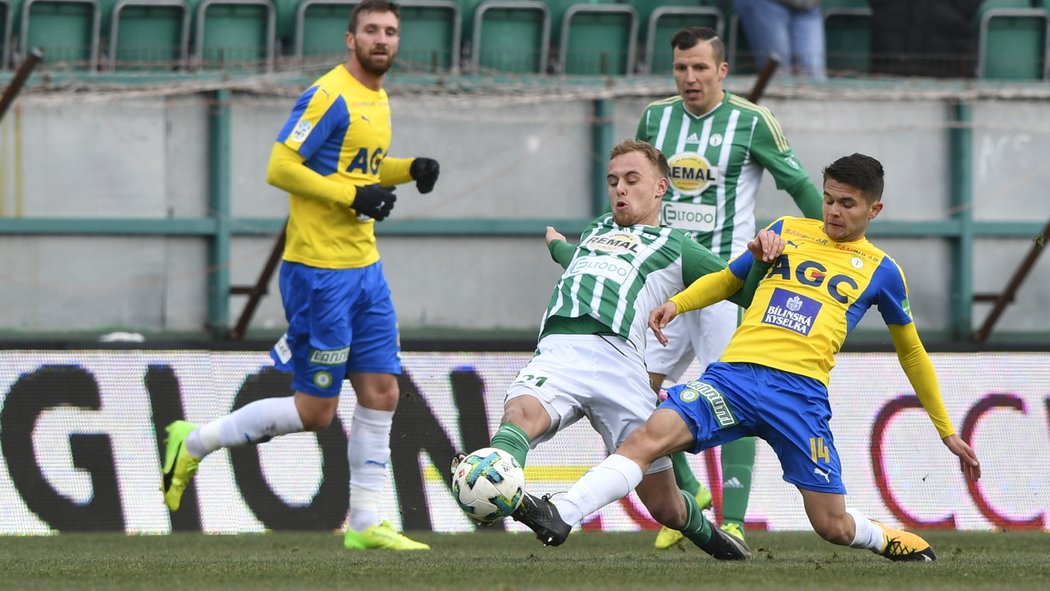 Patrik Žitný z Teplic (vpravo) bojuje o míč s Martinem Haškem z Bohemians