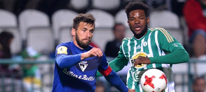 Benjamin Tetteh (vpravo) se stane hráčem Bohemians