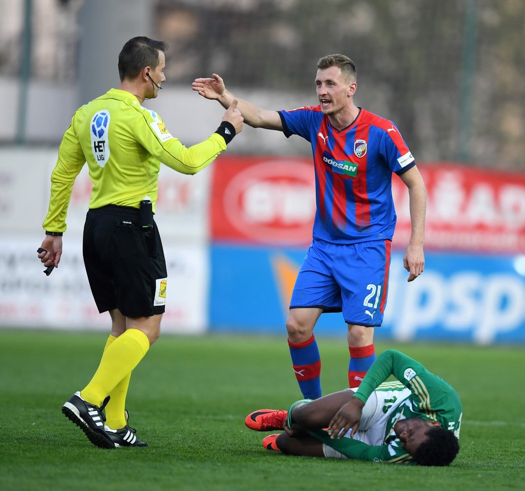 Plzeňský stoper Tomáš Hájek v diskuzi s hlavním rozhodčím Hrubešem v utkání na Bohemians