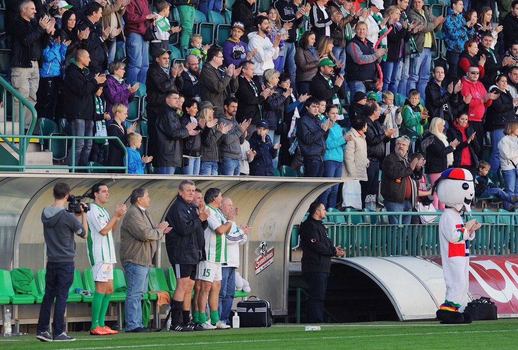 Ve 33. minutě zatleskali hráči i fanoušci zesnulému Přibylovi, který zemřel ve věku 33 let