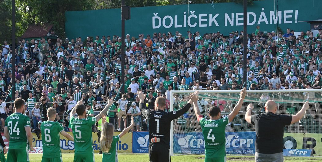 Hráči Bohemians při děkovačce fanouškům