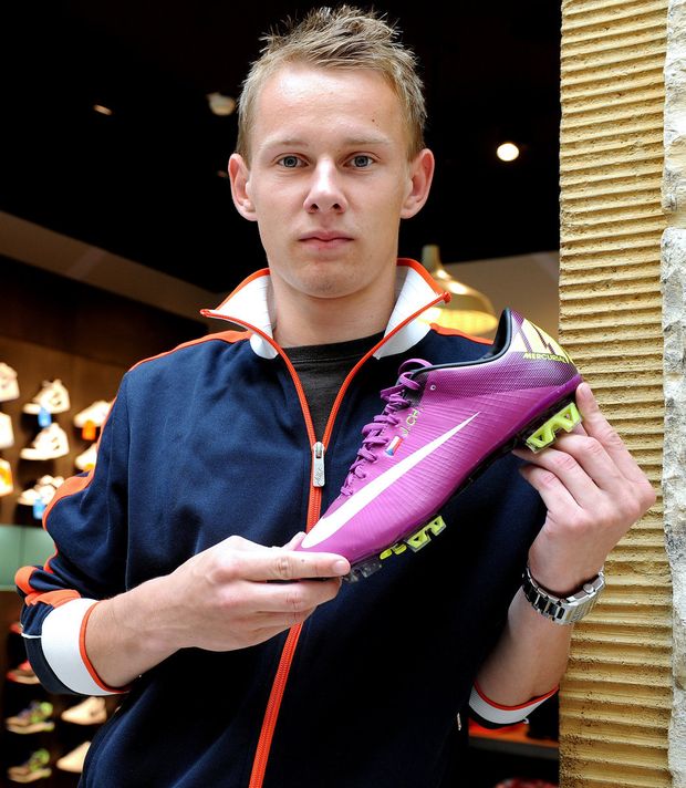 Jan Chramosta pózuje s kopačkou od firmy Nike, která hráčům české jednadvacítky vyrobila speciální edici s vyrytými monogramy Jan Chramosta pózuje s kopačkou od firmy Nike, která hráčům české jednadvacítky vyrobila speciální edici s vyrytými monogramy