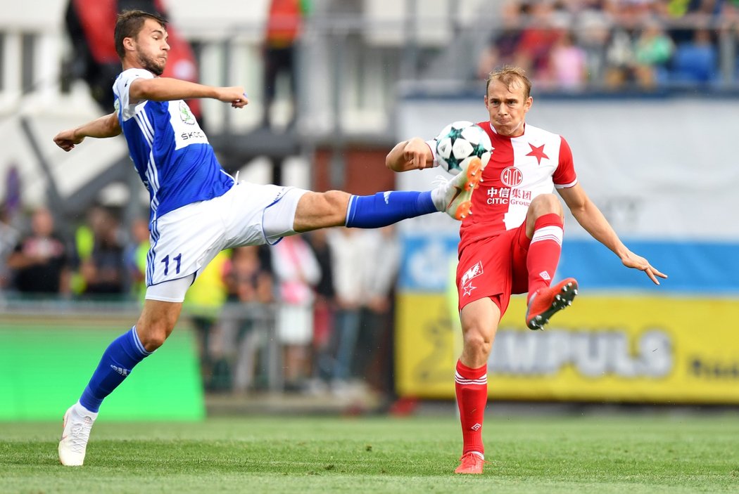 Útočník Boleslavi Nikolaj Komličenko (vlevo) v souboji s Lukášem Pokorným ze Slavie