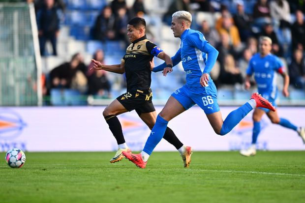 Patrik Vydra stíhá Ewertona z Baníku Patrik Vydra stíhá Ewertona z Baníku
