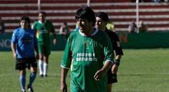 Prezident Bolívie se stal prvoligovým fotbalistou. Podepsal smlouvu