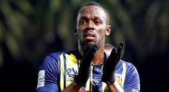 První dotek jako trampolína. Bolt čelí kritice, smlouvu pořád nemá