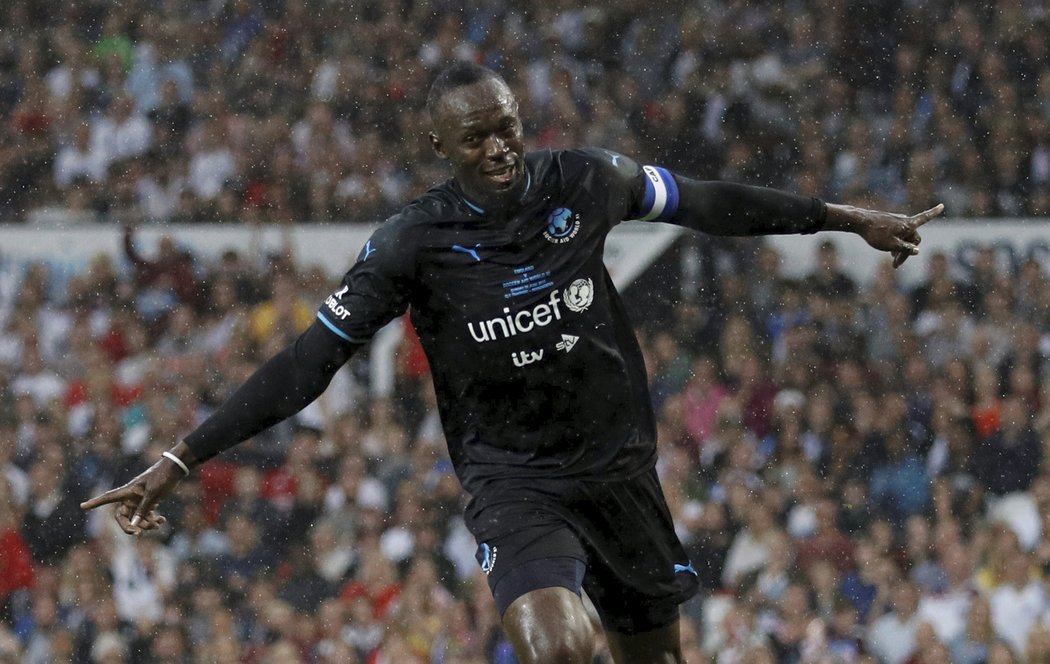 Usain Bolt se zúčastnil benefičního fotbalového utkání na podporu UNICEF konaného na Old Trafford a před 70 tisíci diváky dokonce proměnil penaltu v rozstřelu.