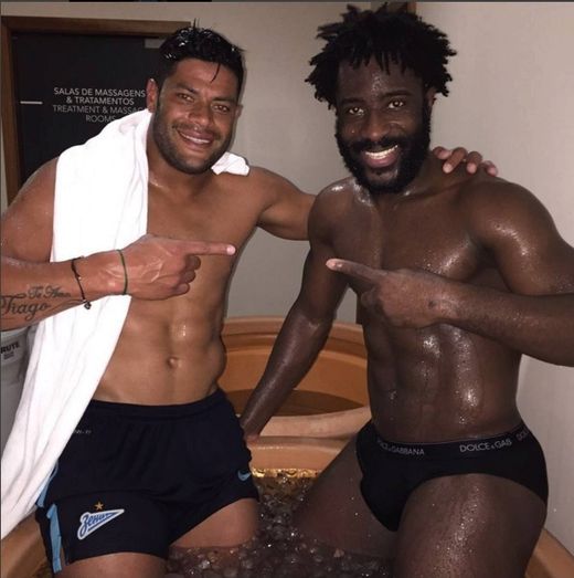 Wilfried Bony se vyfotil ve vířivce s Hulkem Wilfried Bony se vyfotil ve vířivce s Hulkem
