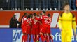 Radující se hráči Düsseldorfu v zápase s Borussií Dortmund