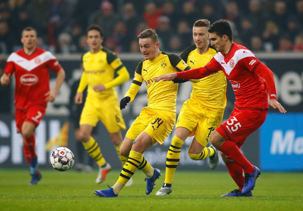 Jacob Bruun Larsen (vlevo) v souboji s Marcinem Kaminskim (vpravo) během zápasu Borussia Dortmund Fortuna Düsseldorf