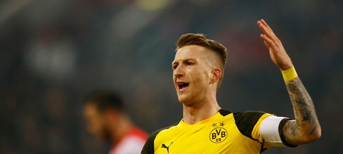 Marco Reus reaguje na neuznanou branku rozhodčím v zápase s Düsseldorfem