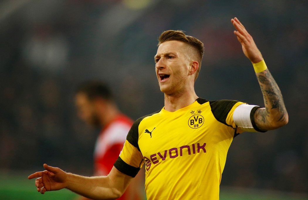 Marco Reus reaguje na neuznanou branku rozhodčím v zápase s Düsseldorfem