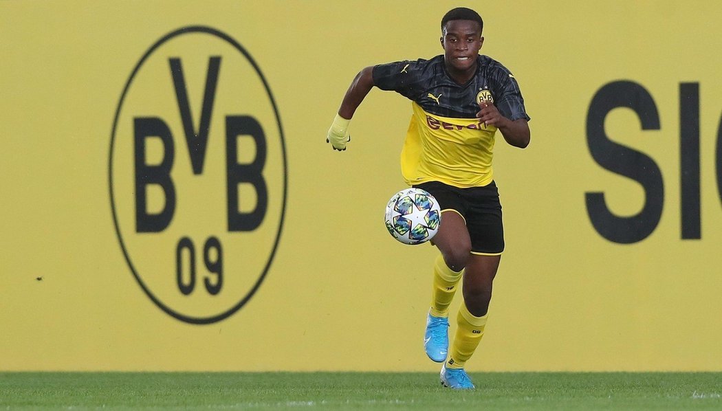 Patnáctiletý útočník Borussie Dortmund Youssoufa Moukoko