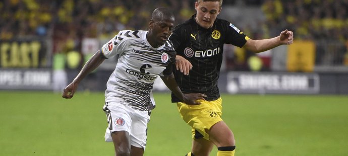 Útočník Fabrice Picault (vlevo) v utkání St. Pauli proti Borussii Dortmund