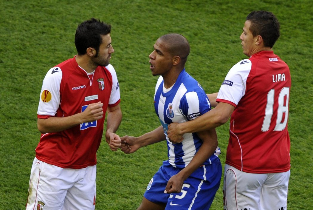 Fernando (v modrém) si vysvětluje situaci s protihráči