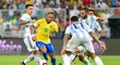 Brazilec Neymar se probíjí argentinskou obranou