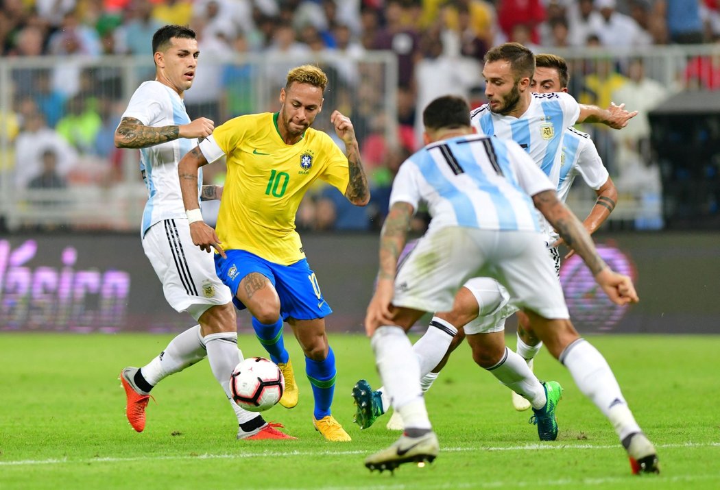 Brazilec Neymar se probíjí argentinskou obranou