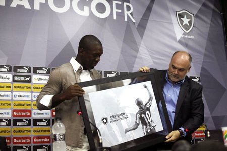 Clarence Seedorf přebírá dar od šéfa Botafoga Mauricia Assumpcaa na tiskové konferenci, kde ukončil kariéru a oznámil, že půjde trénovat AC Milán