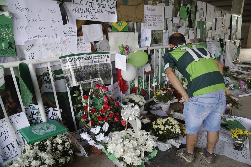 Fanoušci nechávali v okolí stadionu svíčky, květiny a vzkazy