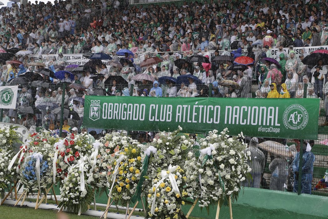 S šampiony z Chapecoense se přišlo rozloučit zhruba sto tisíc lidí