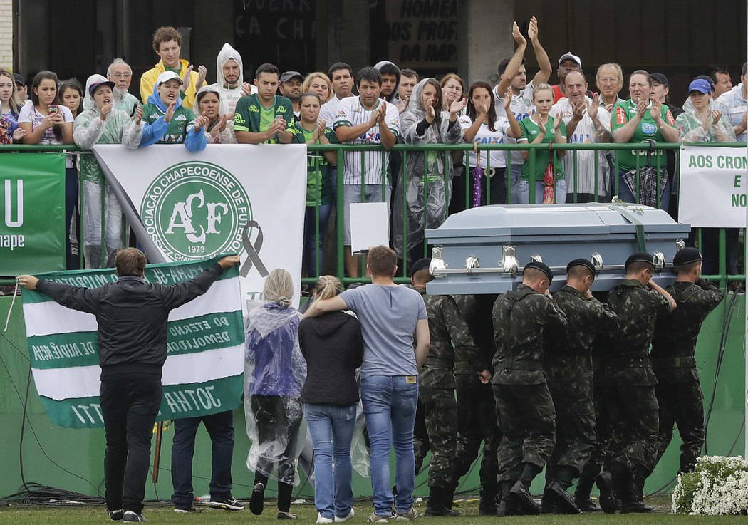 Vojáci přepravili rakve na stadion