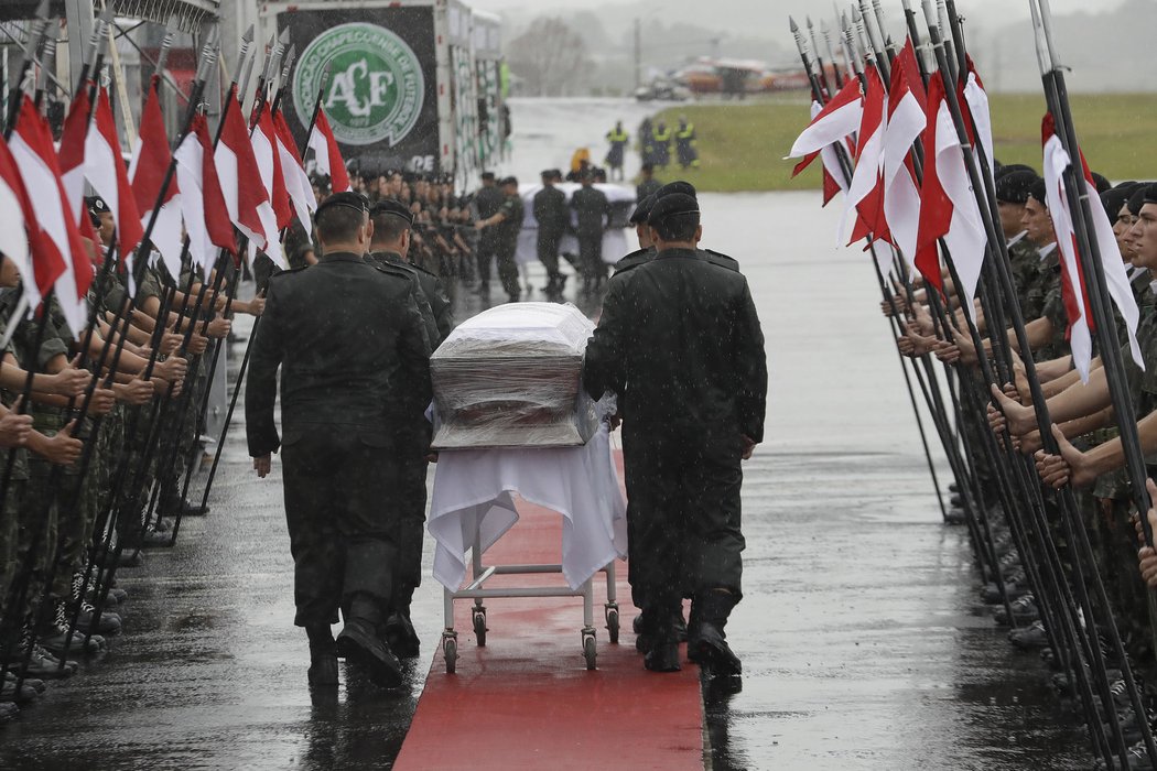 Smutná přeprava tragicky zesnulých na stadion