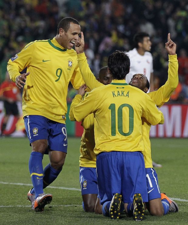 Robinho, Fabiano a Kaká mají důvod slavit. Robinho, Fabiano a Kaká mají důvod slavit.