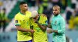 Thiago Silva a Dani Alves uklidňují zklamaného Neymara (uprostřed)