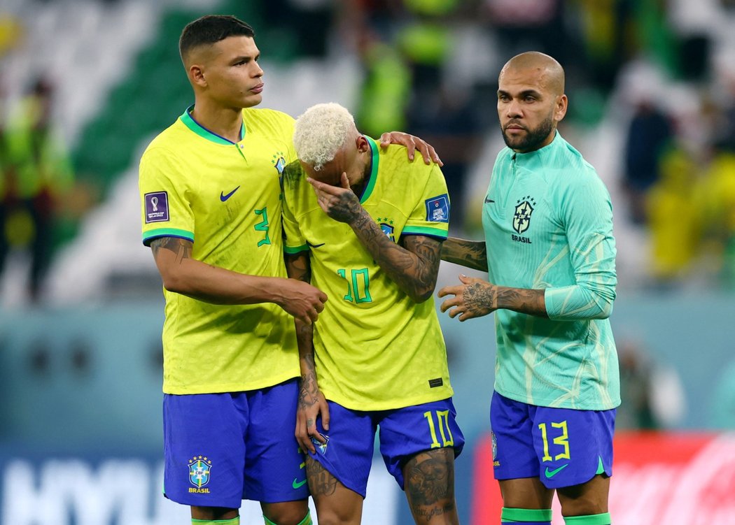 Thiago Silva a Dani Alves uklidňují zklamaného Neymara (uprostřed)