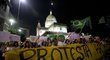 Mohutné demonstrace v Brazílii ohrožují fotbalový Pohár FIFA, jeden z týmů kvůli násilí v ulicích zvažuje, že odjede z turnaje