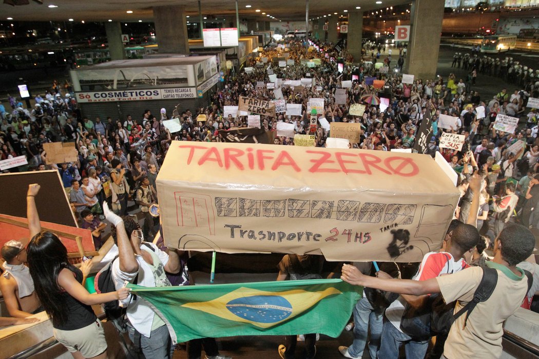 Mohutné demonstrace v Brazílii ohrožují fotbalový Pohár FIFA, jeden z týmů kvůli násilí v ulicích zvažuje, že odjede z turnaje