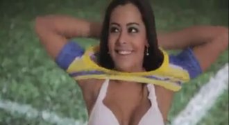 VIDEO: Prsa fanynky Larrisy Riquelme opět září v reklamě