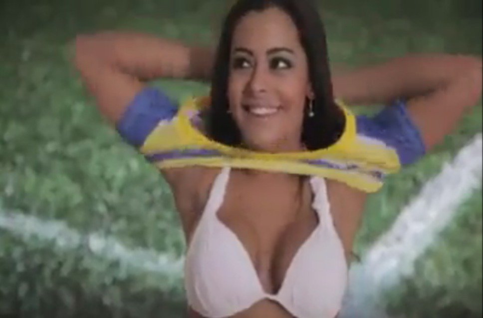 Larissa Riquelme v reklamě brazilské značky dresů Rota Do Mar