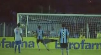 VIDEO: Z penalty protrhl síť, sudí gól neviděl