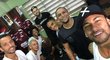 Brazilec Neymar (úplně vpravo) se fotil se svými slavnými krajany: Nene (vlevo), Dante (třetí zleva), Lucas Lima (čtvrtý zleva), Roberto Carlos (druhý zprava).