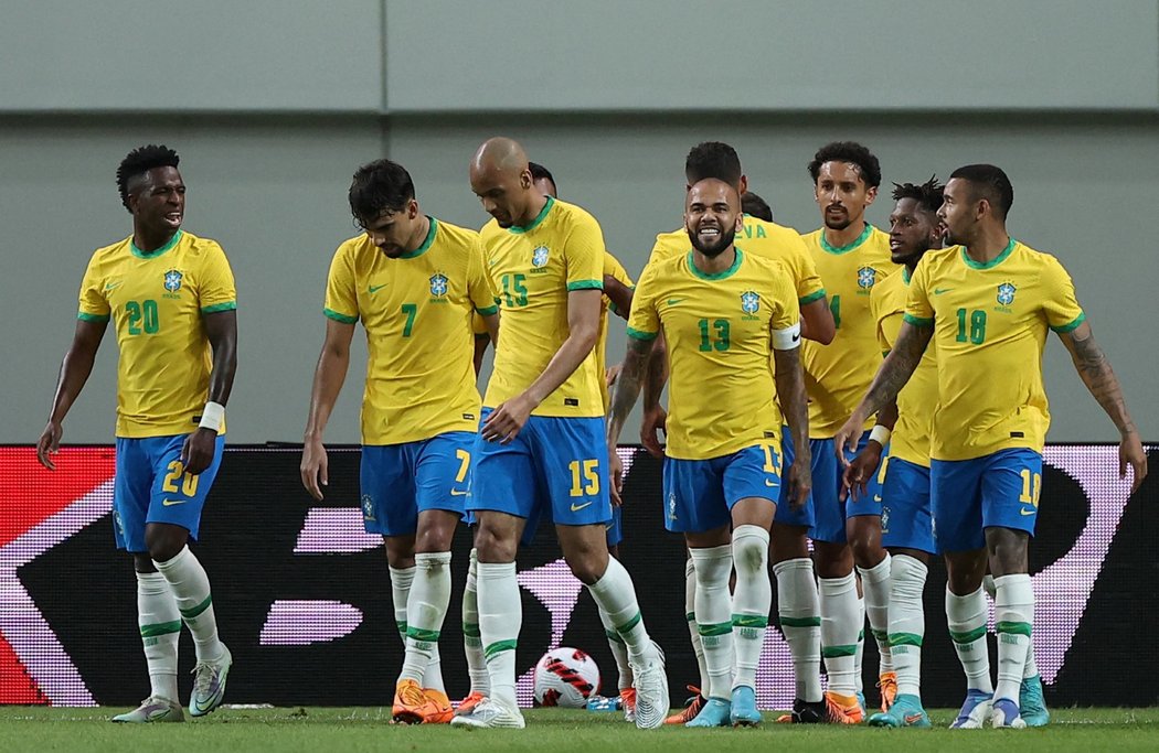 Národní tým Brazílie je protkán hráči z Premier League. S číslem 15 je na snímku Fabinho z Liverpoolu. Úplně napravo Gabriel Jesus z Arsenalu a vedle něj Fred z Manchesteru United