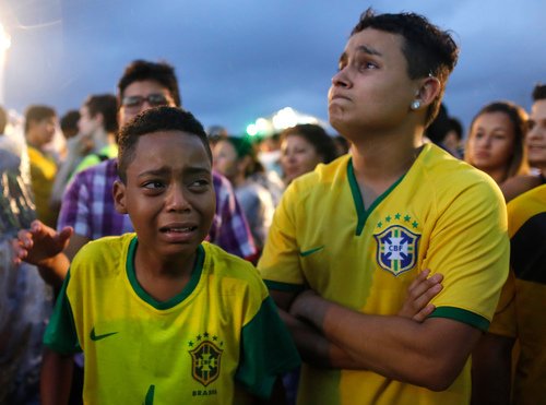 Brazílie se zahalila do smutku, domácí fotbalisté si na MS o zlato nezahrají