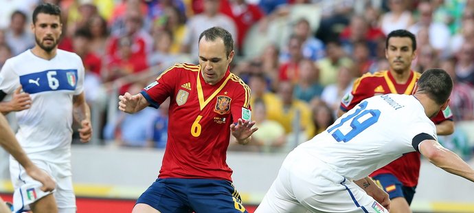 Takhle se Andrés Iniesta pral proti Itálii na Poháru FIFA. V soukromí se pak rval za záchranu Albacete