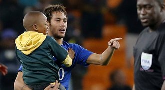 Tohle vás dojme! Neymar zachránil malého narušitele, klučina z JAR obletěl svět