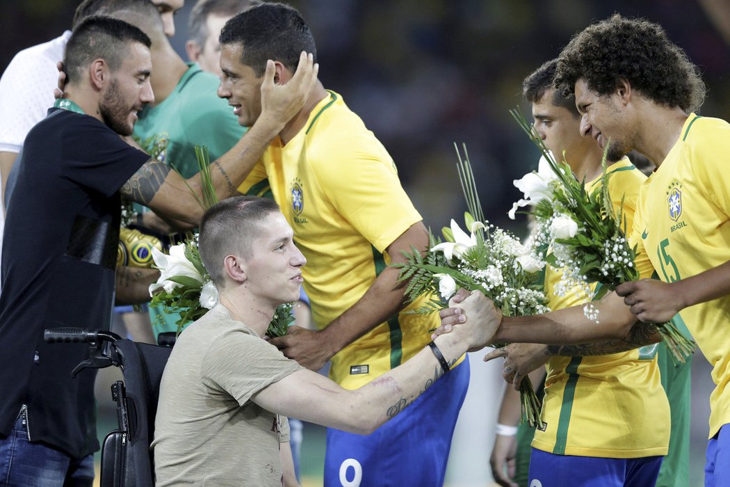 Fotbalisté se před zápasem pozdravili s těmi, kteří přežili