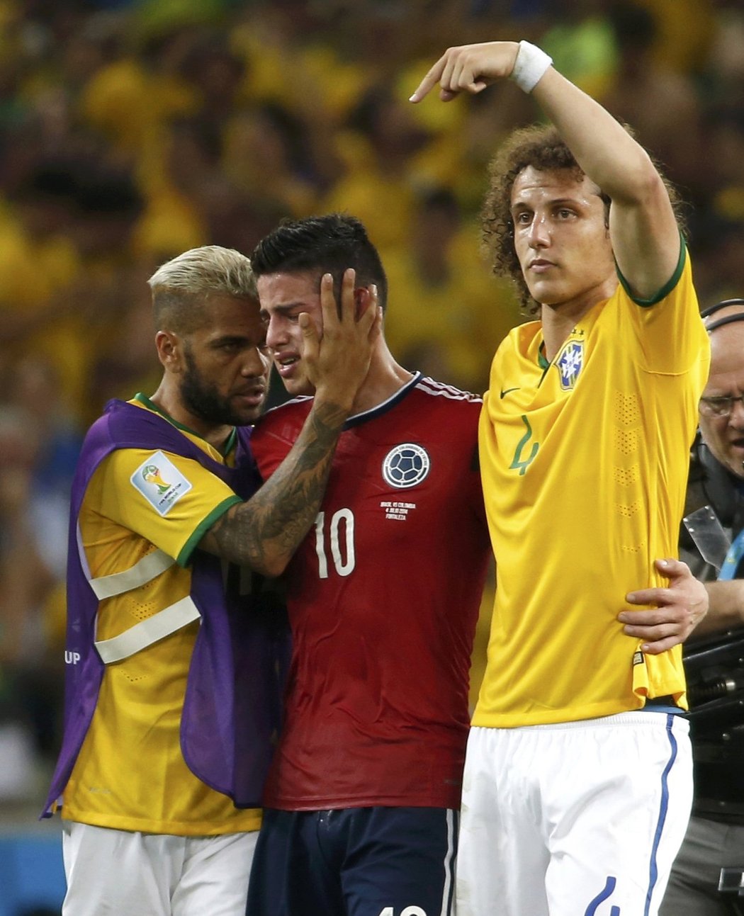 David Luiz a Dani Alves utěšují nejlepšího hráče Kolumbie Jamese Rodrígueze