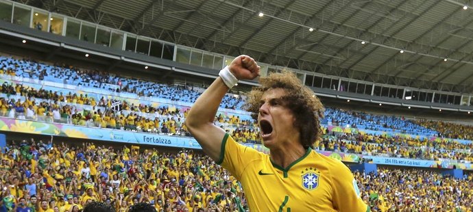 David Luiz slaví svůj parádní gól do branky Kolumbie
