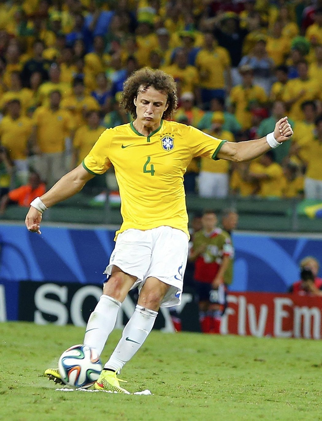 David Luiz ve chvíli, kdy míč z přímého kopu poslal parádním způsobem do kolumbijské sítě