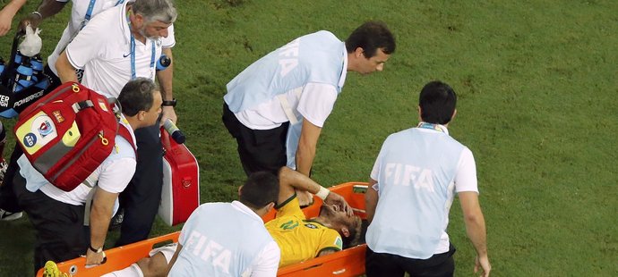 Neymar opuštěl trávník v zápase s Kolumbií předčasně na nosítkách