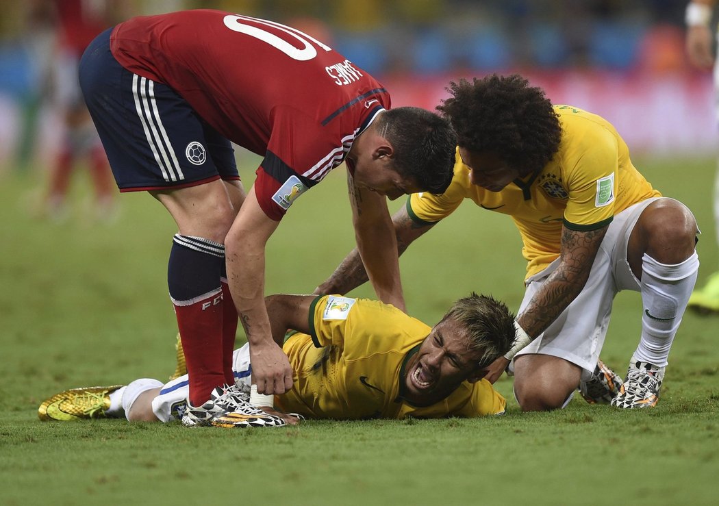 Neymar končil zápas s Kolumbií v bolestech, kvůli zranění musel střídat