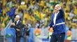 Brazilský trenér Felipe Scolari udílí pokyny svým hráčům v zápase s Kolumbií