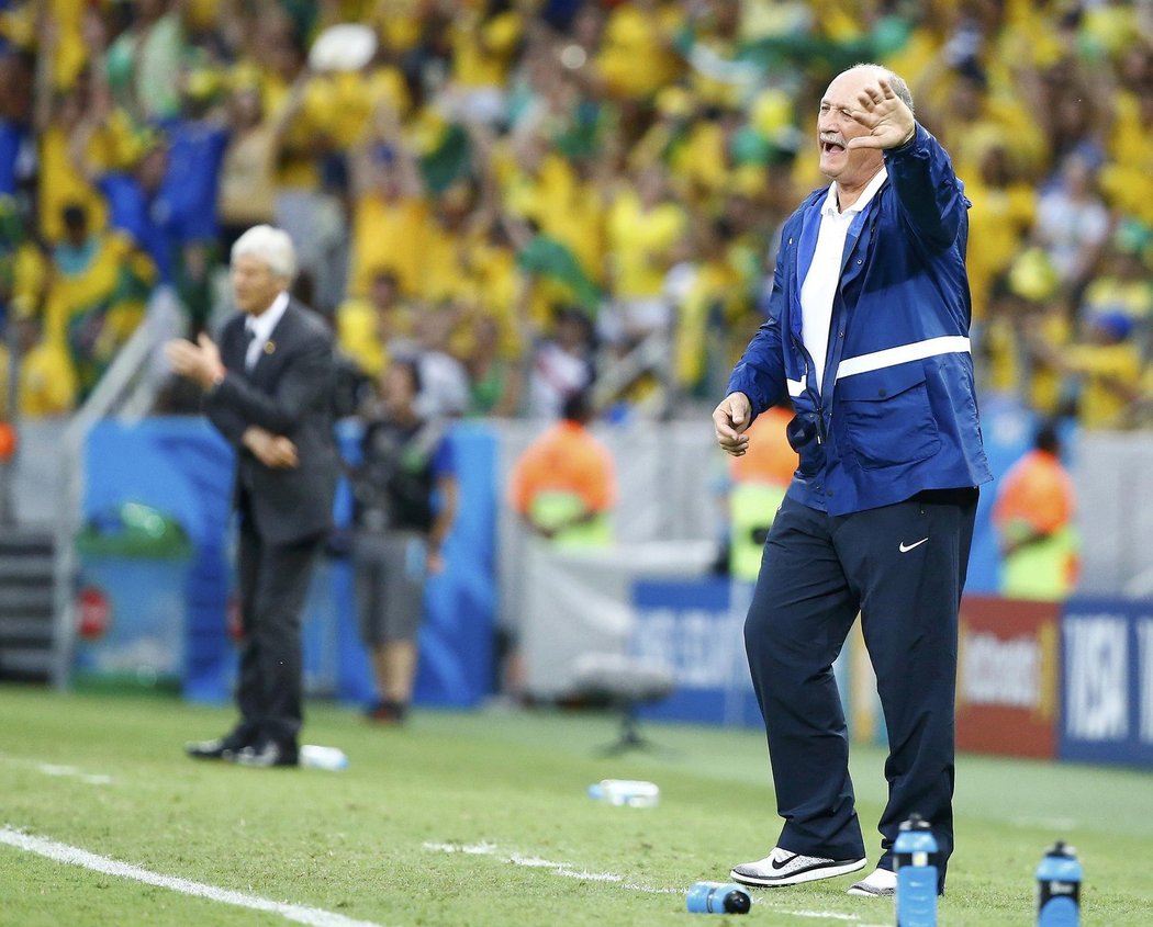 Brazilský trenér Felipe Scolari udílí pokyny svým hráčům v zápase s Kolumbií